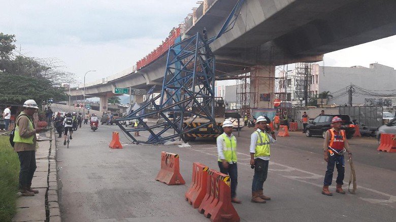 Crane Proyek Tol Bogor Outer Ring Road Jatuh ke Jalan Raya