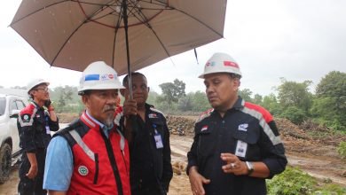Meski hujan mengguyur, SVP Divisi Infra III PT Waskita Karya (Persero) Tbk Aris Mujiono (rompi merah) tetap melakukan MWT ke proyek bendungan Rukoh di Kab Pidie, NAD, Rabu (21/8/2019). (Foto: isafetymagazine.com/Hasanuddin)