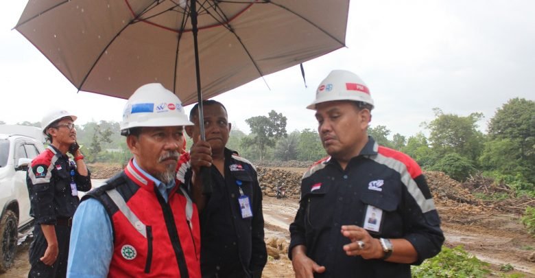 Meski hujan mengguyur, SVP Divisi Infra III PT Waskita Karya (Persero) Tbk Aris Mujiono (rompi merah) tetap melakukan MWT ke proyek bendungan Rukoh di Kab Pidie, NAD, Rabu (21/8/2019). (Foto: isafetymagazine.com/Hasanuddin)